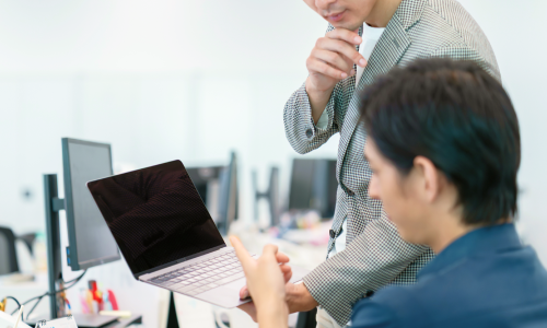 悩むビジネスパーソン